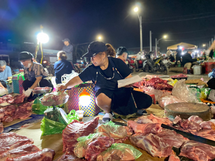 Một số hộ kinh doanh chưa được sắp xếp lô sạp đúng với khu vực kinh doanh theo từng mặt hàng. Ảnh: Hà Duy Một số hộ kinh doanh chưa được sắp xếp lô sạp đúng với khu vực kinh doanh theo từng mặt hàng. Ảnh: Hà Duy