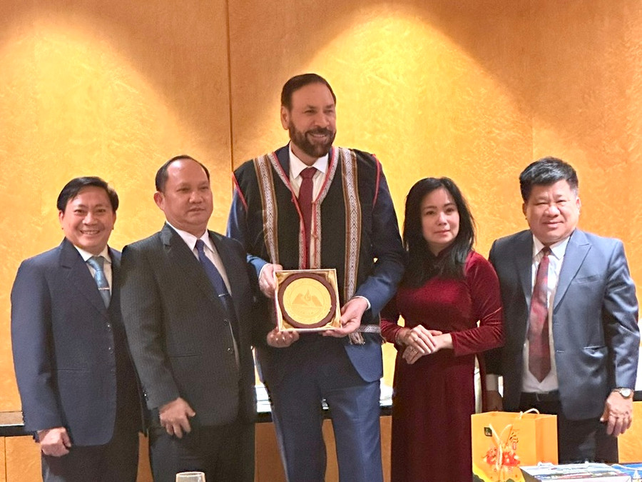 Đoàn công tác của Gia Lai tặng quà lưu niệm cho Bộ trưởng Bộ Thương mại Canada. Đoàn công tác của Gia Lai tặng quà lưu niệm cho Bộ trưởng Bộ Thương mại Canada.