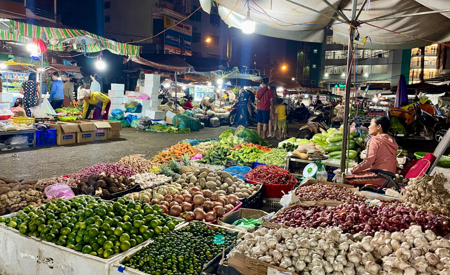 Chợ đêm là nơi tập trung buôn bán các mặt hàng nông sản của thành phố, là nơi cung cấp nông sản đi các huyện và các tỉnh lân cận. Ảnh: Vũ Thảo Chợ đêm là nơi tập trung buôn bán các mặt hàng nông sản của thành phố, là nơi cung cấp nông sản đi các huyện và các tỉnh lân cận. Ảnh: Vũ Thảo