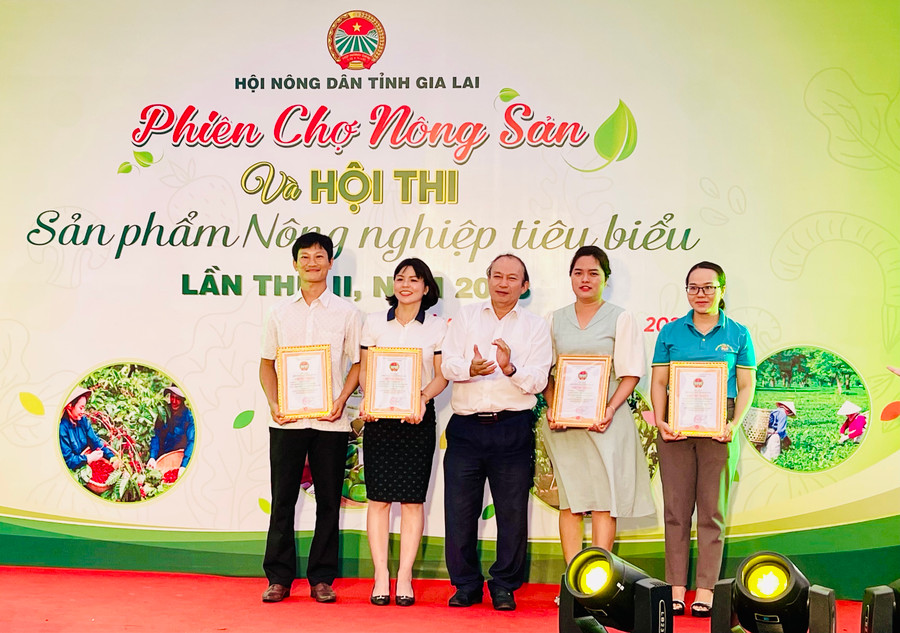 Trao 4 giải nhì (2 giải thuộc nhóm sản phẩm tươi sống và 2 giải thuộc nhóm sản phẩm đã qua sơ chế, chế biến). Ảnh: Vũ Thảo Trao 4 giải nhì (2 giải thuộc nhóm sản phẩm tươi sống và 2 giải thuộc nhóm sản phẩm đã qua sơ chế, chế biến). Ảnh: Vũ Thảo