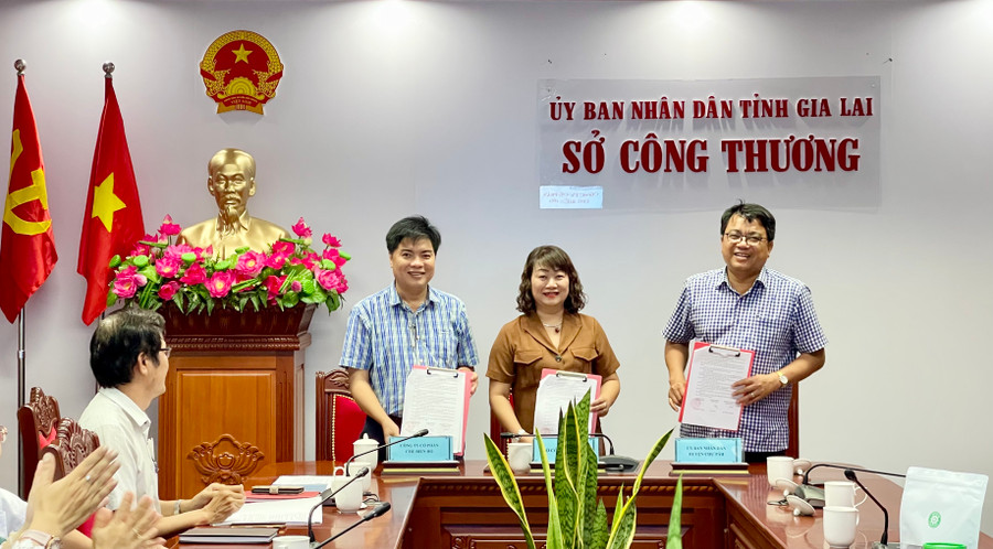Lãnh đạo Sở Công thương, UBND huyện Chư Păh và Công ty cổ phần Chè Biển Hồ ký kết biên bản thỏa thuận hợp tác. Ảnh: V.T Lãnh đạo Sở Công thương, UBND huyện Chư Păh và Công ty cổ phần Chè Biển Hồ ký kết biên bản thỏa thuận hợp tác. Ảnh: V.T