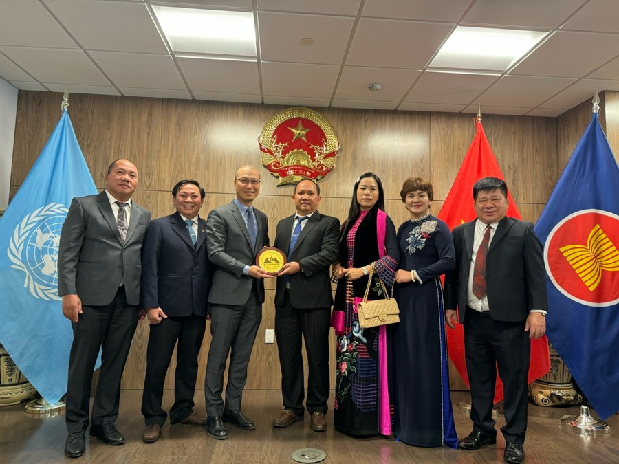 Đoàn công tác của Gia Lai trao quà lưu niệm cho Phái đoàn Thường trực Việt Nam tại Liên Hợp Quốc. Đoàn công tác của Gia Lai trao quà lưu niệm cho Phái đoàn Thường trực Việt Nam tại Liên Hợp Quốc.