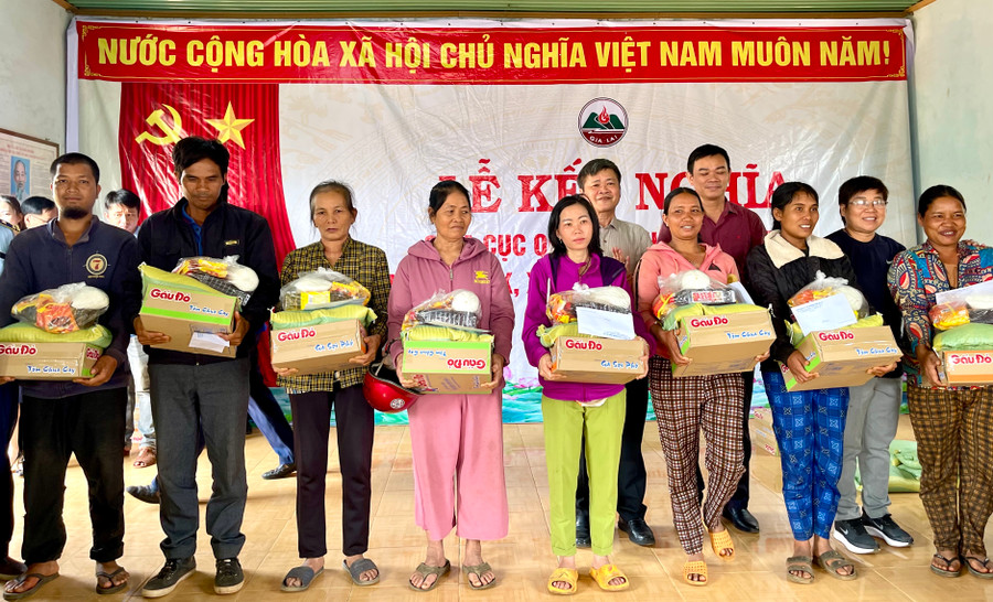 Trao quà cho các hộ nghèo, hộ cận nghèo của làng Chuk. Ảnh: V.T Trao quà cho các hộ nghèo, hộ cận nghèo của làng Chuk. Ảnh: V.T