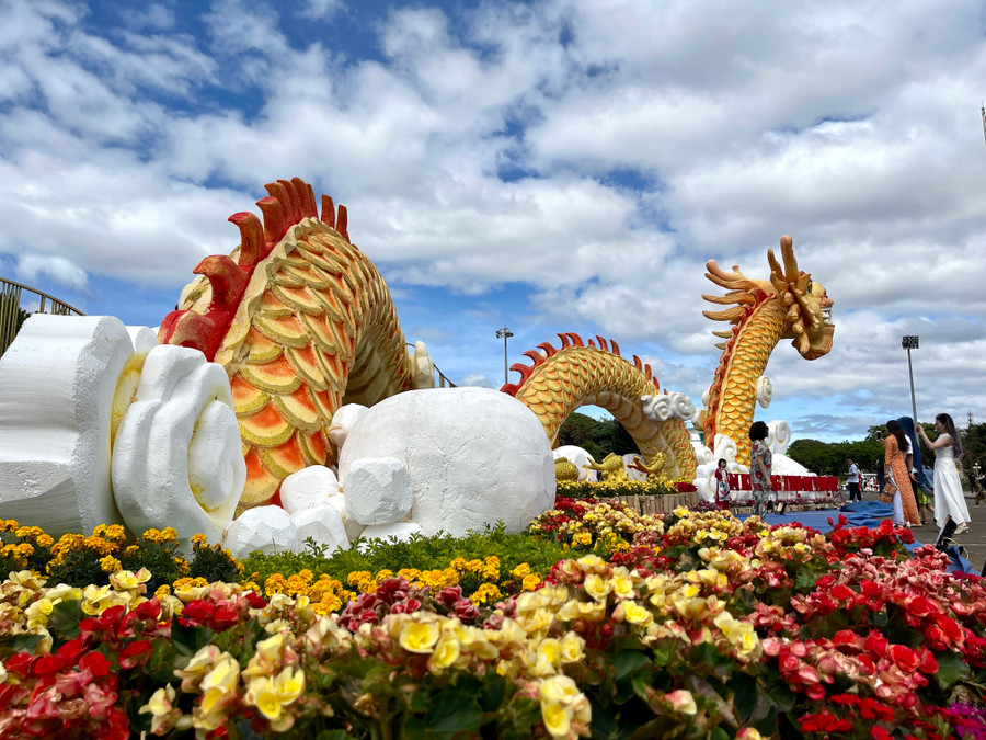 Quảng trường Đại Đoàn Kết được trang trí nổi bật, hoành tráng với cụm linh vật Rồng và con đường hoa Xuân, nên đây là điểm đến tham quan đẹp trong dịp Tết. Ảnh: Vũ Thảo Quảng trường Đại Đoàn Kết được trang trí nổi bật, hoành tráng với cụm linh vật Rồng và con đường hoa Xuân, nên đây là điểm đến tham quan đẹp trong dịp Tết. Ảnh: Vũ Thảo