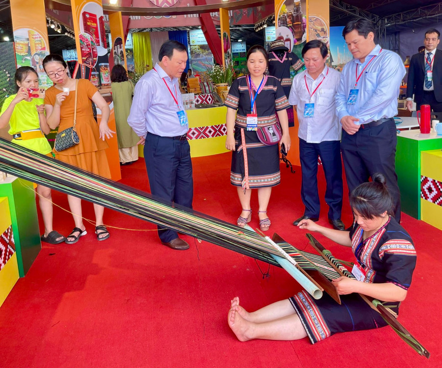 Các nghệ nhân của Gia Lai trình diễn dệt thổ cẩm để du khách đến tham quan, trải nghiệm. Ảnh: Sở Công Thương Gia Lai