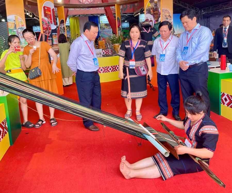 Các nghệ nhân của Gia Lai trình diễn dệt thổ cẩm để du khách đến tham quan, trải nghiệm. Ảnh: Sở Công Thương Gia Lai