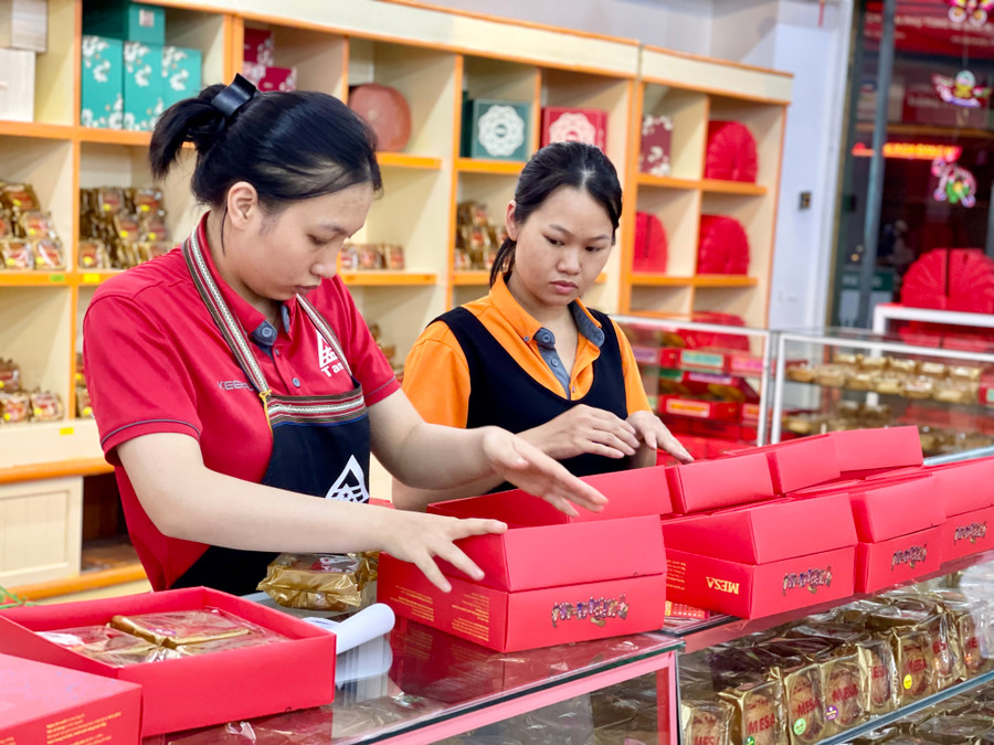 Mặc dù giá nguyên liệu có tăng nhưng bánh Mesa vẫn giữ ổn định giá bán lẻ như năm ngoái. Ảnh: V.T Mặc dù giá nguyên liệu có tăng nhưng bánh Mesa vẫn giữ ổn định giá bán lẻ như năm ngoái. Ảnh: V.T