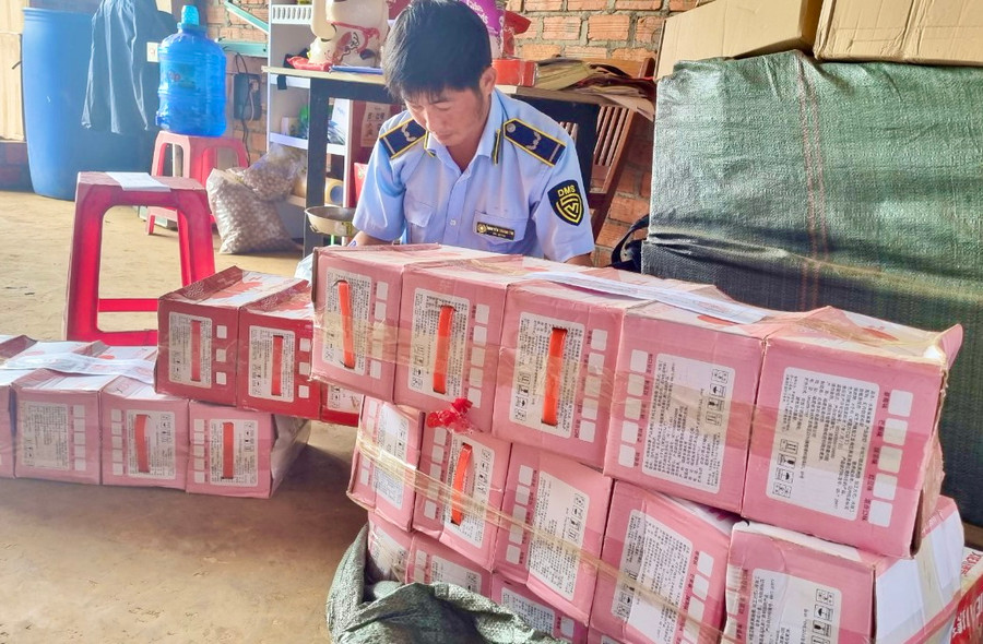 Lực lượng chức năng kiểm đếm hàng hóa vi phạm. Ảnh: Cục Quản lý thị trường tỉnh cung cấp