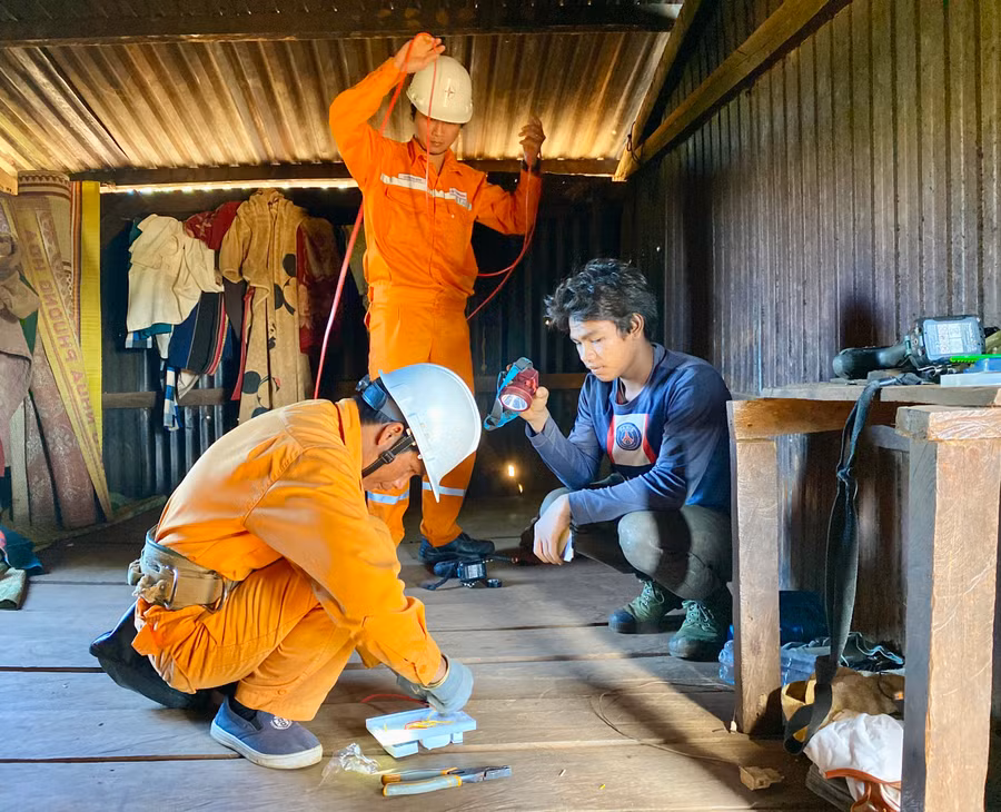 Công ty Điện lực Gia Lai sửa chữa và thay thế thiết bị điện miễn phí cho người dân. Ảnh: Hà Duy