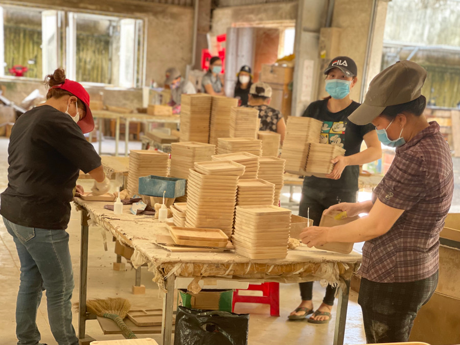 Những năm trước, Công ty TNHH một thành viên nội thất Sesan luôn duy trì thường xuyên 60-100 công nhân làm việc, còn bây giờ không có đơn hàng nên buộc Công ty phải cắt giảm hết. Ảnh: Vũ Thảo Những năm trước, Công ty TNHH một thành viên nội thất Sesan luôn duy trì thường xuyên 60-100 công nhân làm việc, còn bây giờ không có đơn hàng nên buộc Công ty phải cắt giảm hết. Ảnh: Vũ Thảo