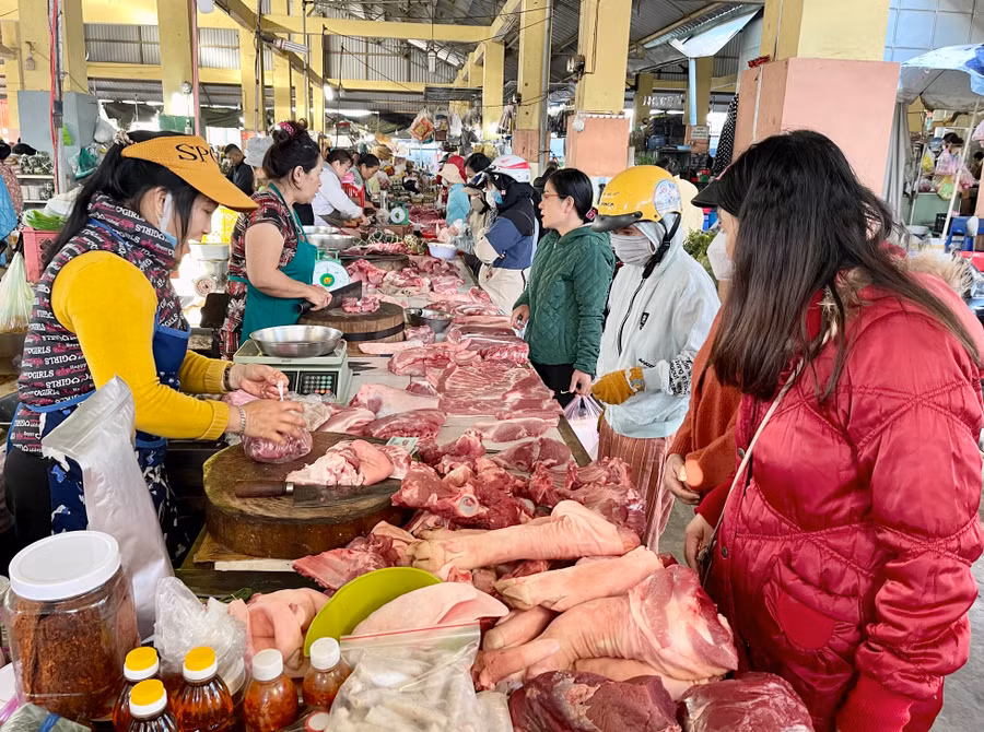 Trong ngày 29 Tết, giá thịt heo giữ ổn định, không tăng so với ngày thường. Ảnh: Vũ Thảo Trong ngày 29 Tết, giá thịt heo giữ ổn định, không tăng so với ngày thường. Ảnh: Vũ Thảo