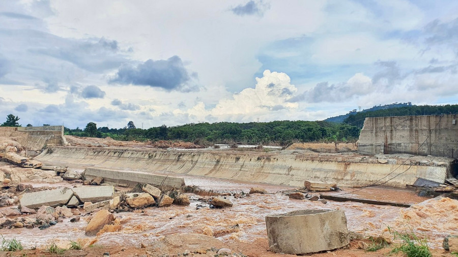 Do mưa rất lớn, lưu lượng nước từ thượng nguồn đổ về với lưu lượng lớn và mạnh gây vỡ một phần tường chắn tạm (bằng bê tông) của công trình. Ảnh: Cơ quan chức năng cung cấp Do mưa rất lớn, lưu lượng nước từ thượng nguồn đổ về với lưu lượng lớn và mạnh gây vỡ một phần tường chắn tạm (bằng bê tông) của công trình. Ảnh: Cơ quan chức năng cung cấp