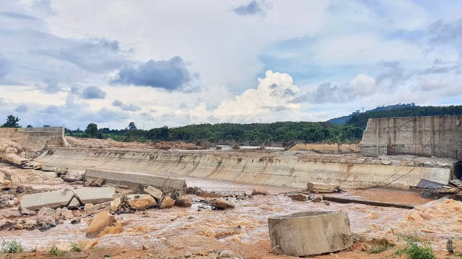 Do mưa rất lớn, lưu lượng nước từ thượng nguồn đổ về với lưu lượng lớn và mạnh gây vỡ một phần tường chắn tạm (bằng bê tông) của công trình. Ảnh: Cơ quan chức năng cung cấp