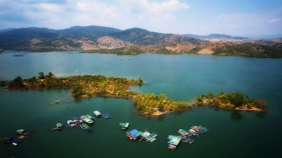 Nước hồ một màu xanh rì, không chút gợn sóng tạo nên khung cảnh thật yên bình. Ảnh: Trần Thụy Chiêu Ly