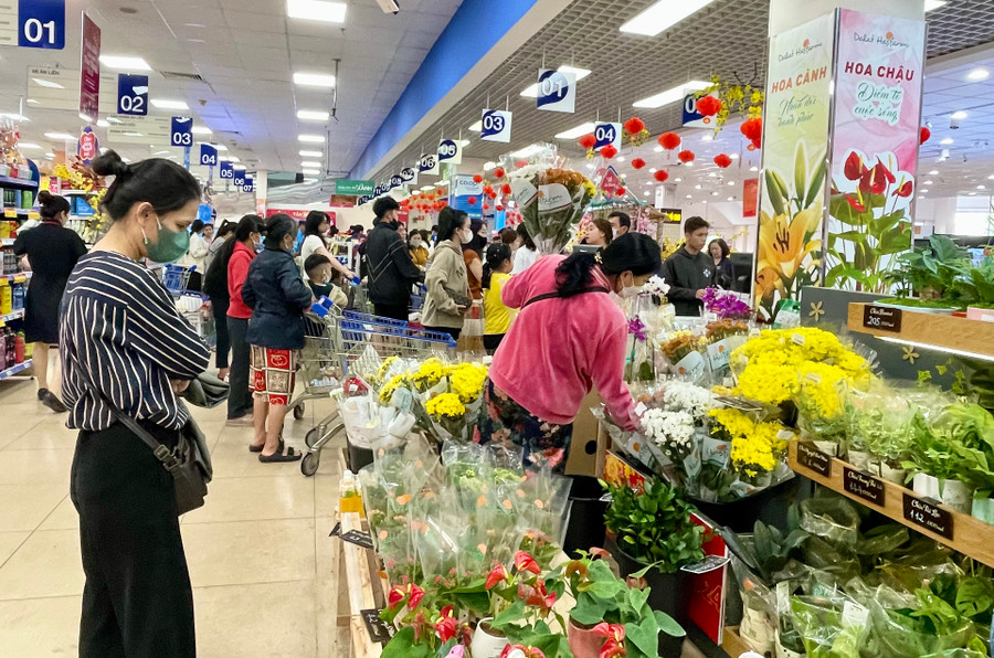 Dòng người đến mua sắm tại Siêu thị Co.opmart rất đông trong ngày 29 Tết. Ảnh: Vũ Thảo Dòng người đến mua sắm tại Siêu thị Co.opmart rất đông trong ngày 29 Tết. Ảnh: Vũ Thảo