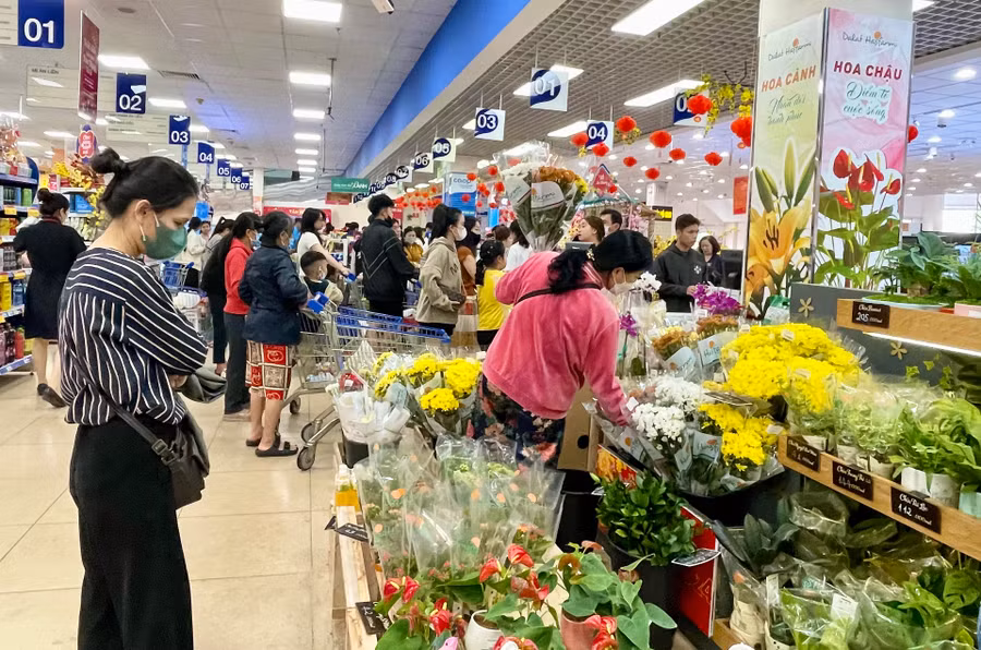 Dòng người đến mua sắm tại Siêu thị Co.opmart rất đông trong ngày 29 Tết. Ảnh: Vũ Thảo