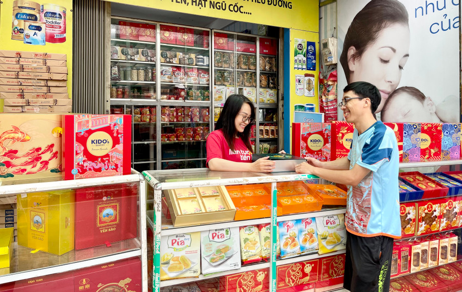 Các dòng bánh của thương hiệu Kido có mức giá tương đối mềm nên được khách hàng chọn mua nhiều. Ảnh: V.T