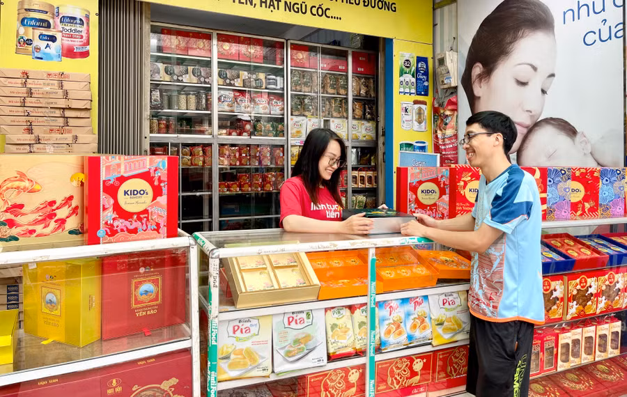 Các dòng bánh của thương hiệu Kido có mức giá tương đối mềm nên được khách hàng chọn mua nhiều. Ảnh: V.T Các dòng bánh của thương hiệu Kido có mức giá tương đối mềm nên được khách hàng chọn mua nhiều. Ảnh: V.T