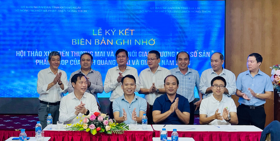 Ký kết biên bản ghi nhớ hợp tác. Ảnh: V.T Ký kết biên bản ghi nhớ hợp tác. Ảnh: V.T