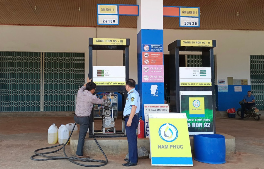 Lực lượng chức năng kiểm tra phương tiện đo. Ảnh minh hoạ