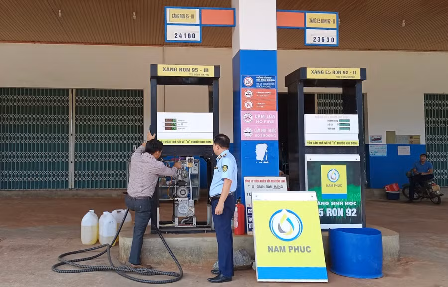 Lực lượng chức năng kiểm tra phương tiện đo. Ảnh minh hoạ