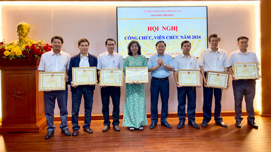 Giám đốc Sở Công Thương trao Giấy khen cho các tập thể hoàn thành tốt nhiệm vụ năm 2023. Ảnh: V.T