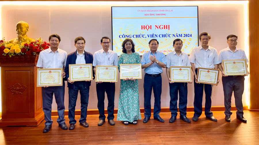 Giám đốc Sở Công Thương trao Giấy khen cho các tập thể hoàn thành tốt nhiệm vụ năm 2023. Ảnh: V.T