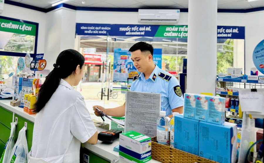 Công chức Đội Quản lý thị trường số 1 đang tiến hành kiểm tra tại 1 cơ sở kinh doanh. Ảnh: ĐVCC Công chức Đội Quản lý thị trường số 1 đang tiến hành kiểm tra tại 1 cơ sở kinh doanh. Ảnh: ĐVCC