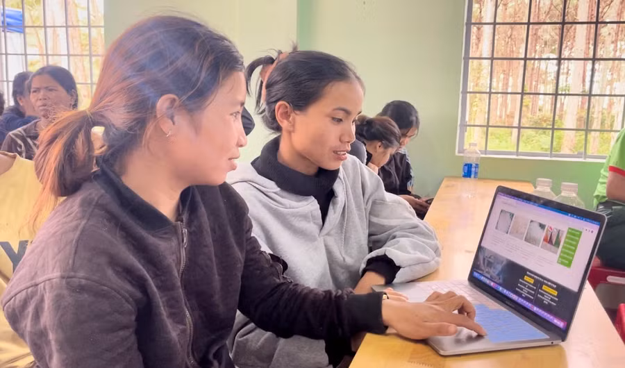 Người dân xã Đak Ta Ley (huyện Mang Yang) tìm hiểu cách thức mua và bán hàng trên sàn thương mại điện tử ocopgialai.vn. Ảnh: V.T Người dân xã Đak Ta Ley (huyện Mang Yang) tìm hiểu cách thức mua và bán hàng trên sàn thương mại điện tử ocopgialai.vn. Ảnh: V.T