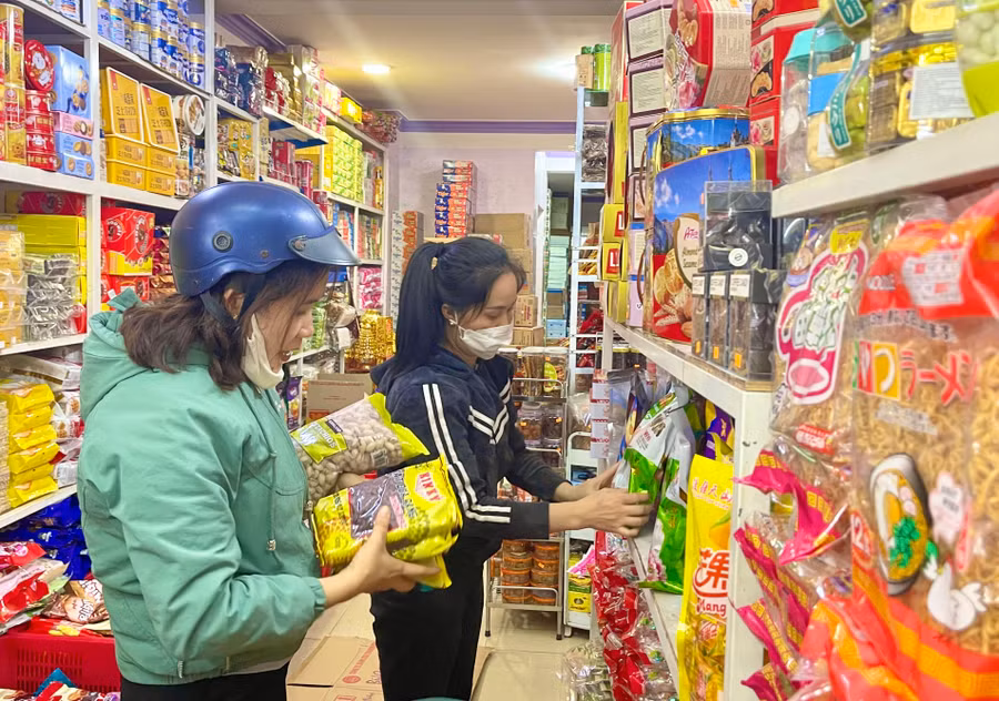 Hàng hóa phục vụ Tết năm nay đa dạng, phong phú, mẫu mã đẹp, đáp ứng nhu cầu tiêu dùng của nhân dân. Ảnh: Vũ Thảo