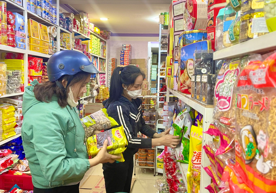 Hàng hóa phục vụ Tết năm nay đa dạng, phong phú, mẫu mã đẹp, đáp ứng nhu cầu tiêu dùng của nhân dân. Ảnh: Vũ Thảo Hàng hóa phục vụ Tết năm nay đa dạng, phong phú, mẫu mã đẹp, đáp ứng nhu cầu tiêu dùng của nhân dân. Ảnh: Vũ Thảo