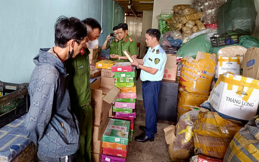 Các lực lượng chức năng tăng cường kiểm tra các mặt hàng phục vụ Tết Trung thu. Ảnh: ĐVCC Các lực lượng chức năng tăng cường kiểm tra các mặt hàng phục vụ Tết Trung thu. Ảnh: ĐVCC