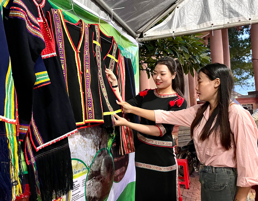 Thổ cẩm là một trong những mặt hàng đặc trưng của huyện Ia Pa tham gia tại phiên chợ. Ảnh: V.T Thổ cẩm là một trong những mặt hàng đặc trưng của huyện Ia Pa tham gia tại phiên chợ. Ảnh: V.T