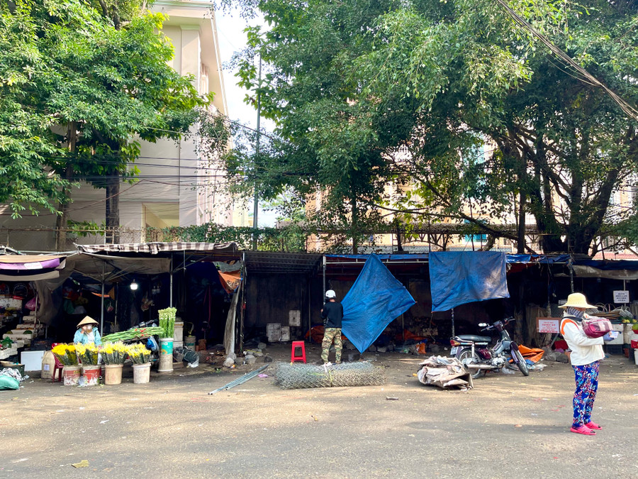 Những hộ bán hàng trái cây đã bắt đầu tháo rạp. Ảnh: Vũ Thảo Những hộ bán hàng trái cây đã bắt đầu tháo rạp. Ảnh: Vũ Thảo