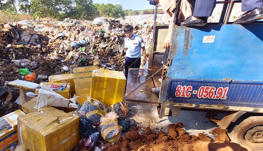 Tiêu huỷ 681 kg thịt không rõ nguồn gốc, xuất xứ. Ảnh: Cục Quản lý thị trường Gia Lai.