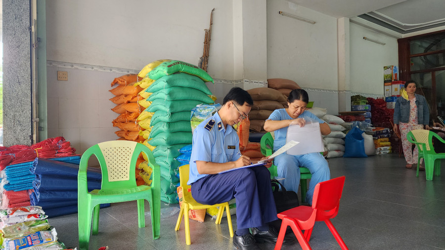 Lực lượng Quản lý thị trường đã triển khai cho 112 cơ sở kinh doanh lúa, gạo trên địa bàn tỉnh thực hiện ký cam kết. Ảnh: Cục Quản lý thị trường tỉnh. Lực lượng Quản lý thị trường đã triển khai cho 112 cơ sở kinh doanh lúa, gạo trên địa bàn tỉnh thực hiện ký cam kết. Ảnh: Cục Quản lý thị trường tỉnh.