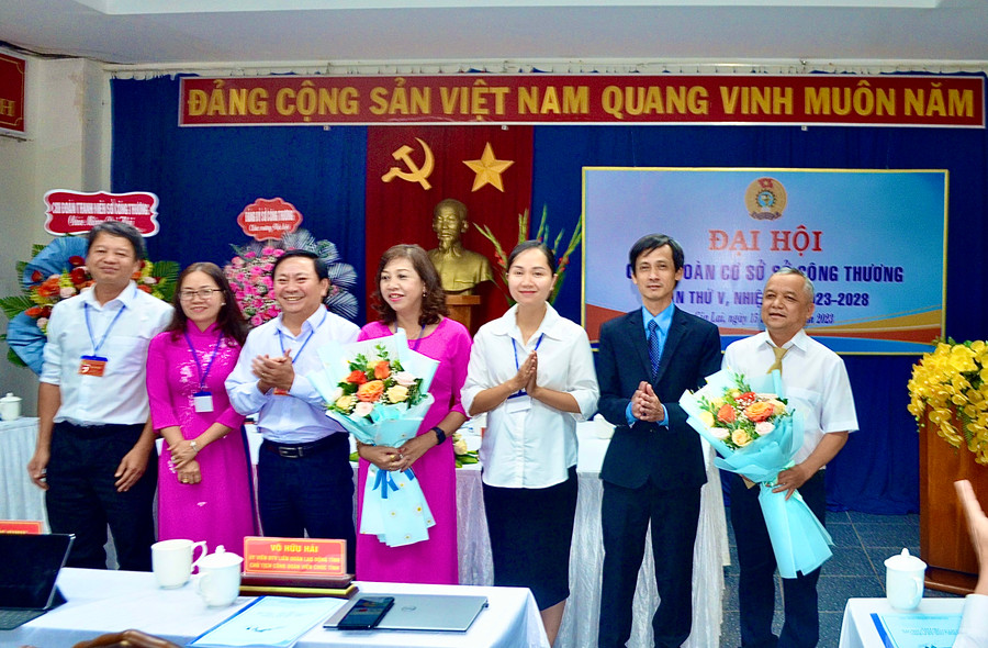 Ra mắt Ban Chấp hành Công đoàn Sở Công thương khóa V, nhiệm kỳ 2023-2028. Ảnh: Sở Công thương Ra mắt Ban Chấp hành Công đoàn Sở Công thương khóa V, nhiệm kỳ 2023-2028. Ảnh: Sở Công thương