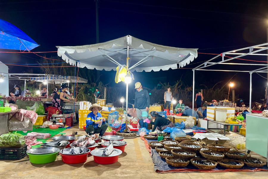 Các hộ kinh doanh đã ổn định vị trí kinh doanh theo sự sắp xếp, phân bố lô sạp. Ảnh: Vũ Thảo Các hộ kinh doanh đã ổn định vị trí kinh doanh theo sự sắp xếp, phân bố lô sạp. Ảnh: Vũ Thảo