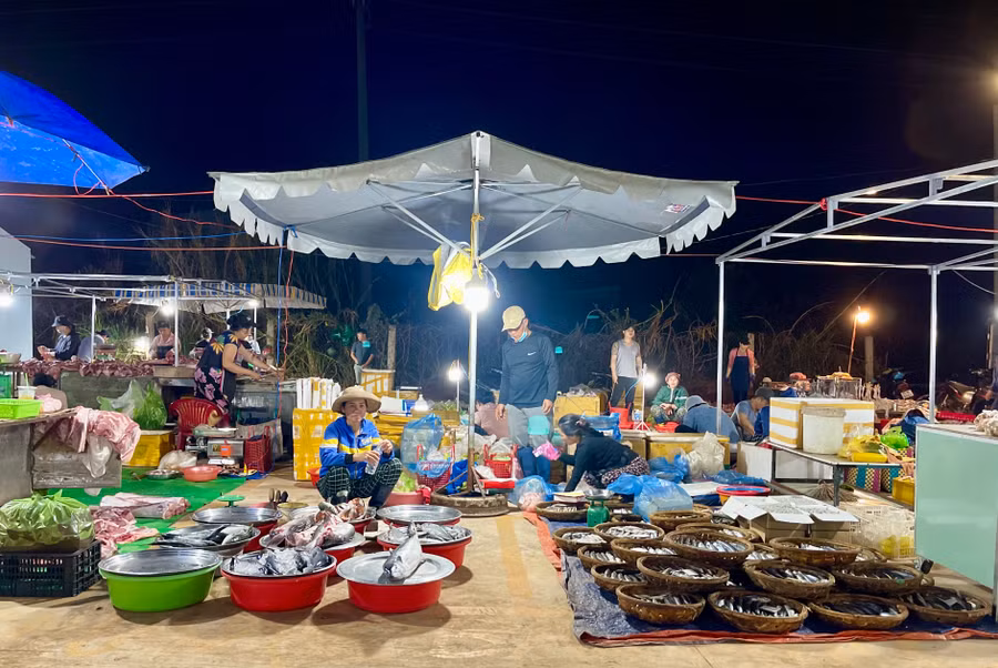 Các hộ kinh doanh đã ổn định vị trí kinh doanh theo sự sắp xếp, phân bố lô sạp. Ảnh: Vũ Thảo