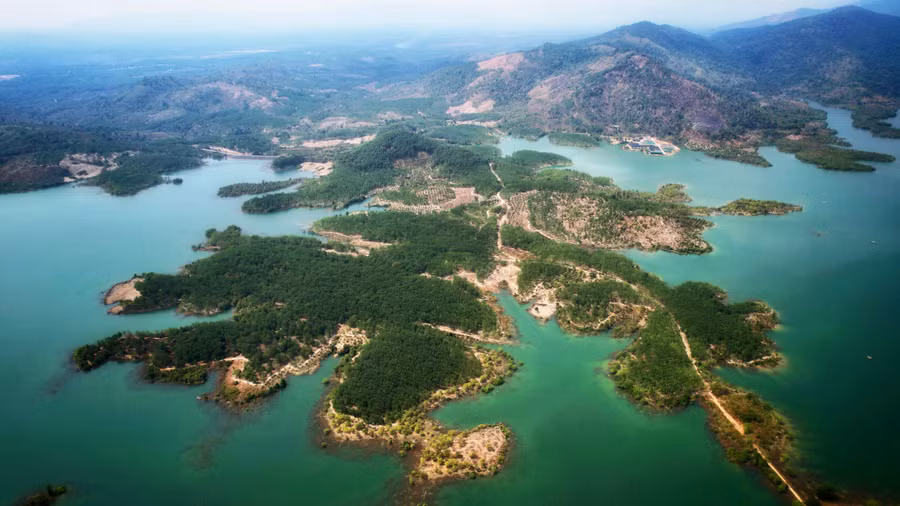 Từng ngọn đồi nhấp nhô xen giữa và bao quanh lòng hồ. Ảnh: Trần Thụy Chiêu Ly