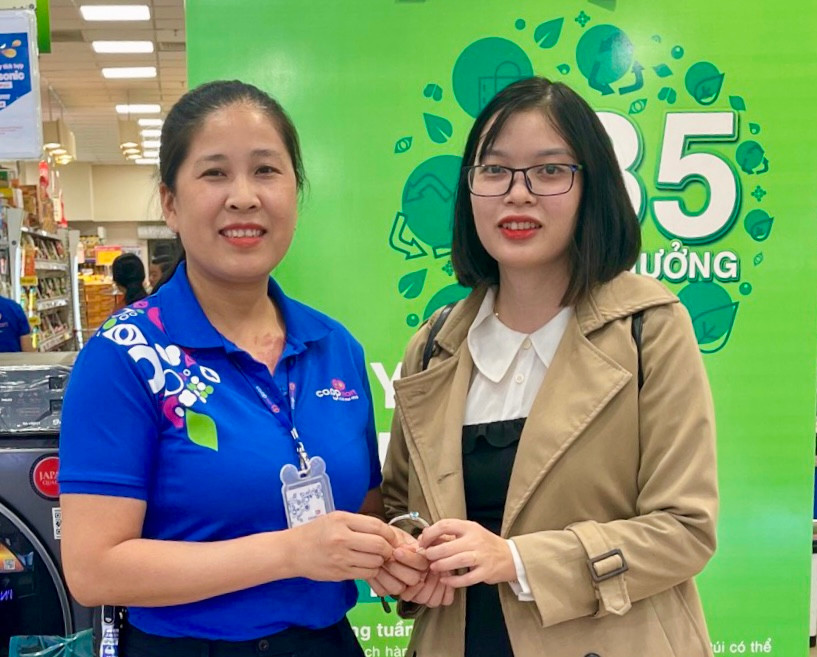 Đại diện Siêu thị Co.opmart Pleiku trao lại chiếc vòng cho chủ nhân. Ảnh: ĐVCC