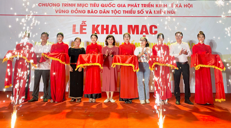 Các đại biểu cắt băng khai mạc phiên chợ. Ảnh: Vũ Thảo