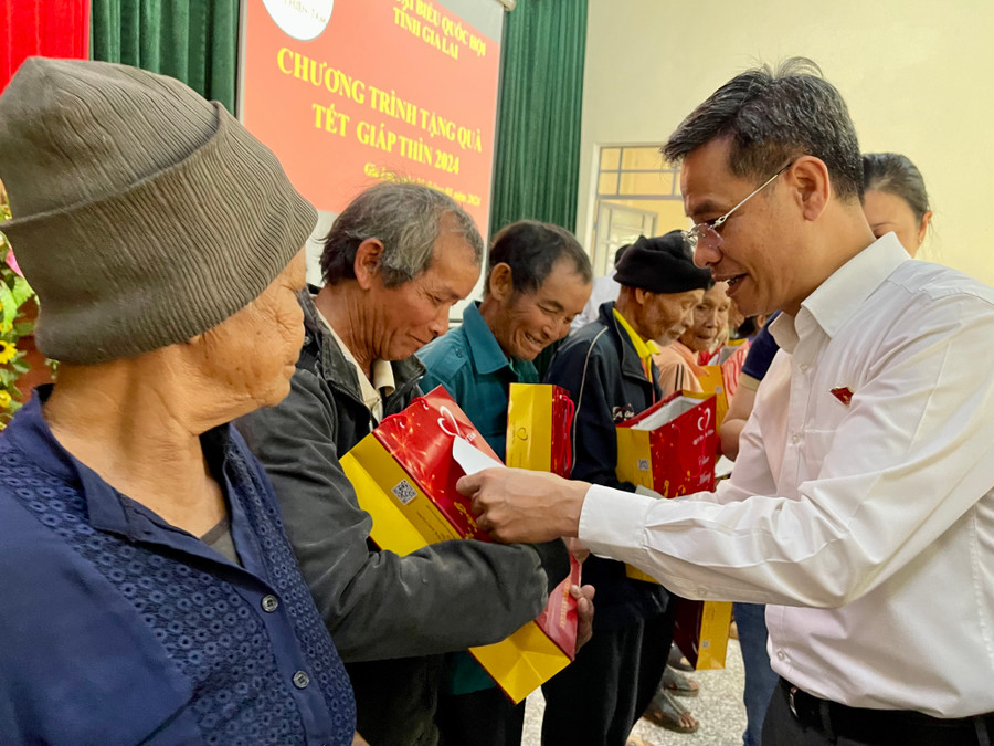 Ông Đinh Ngọc Quý-Uỷ viên Thường trực Uỷ ban Xã hội của Quốc hội trao quà cho người dân. Ảnh: Vũ Thảo