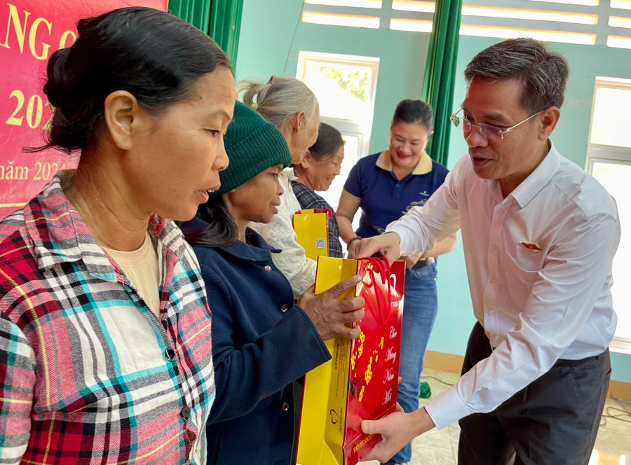 Ông Đinh Ngọc Quý-Uỷ viên Thường trực Uỷ ban Xã hội của Quốc hội trao quà cho người dân. Ảnh: Vũ Thảo Ông Đinh Ngọc Quý-Uỷ viên Thường trực Uỷ ban Xã hội của Quốc hội trao quà cho người dân. Ảnh: Vũ Thảo
