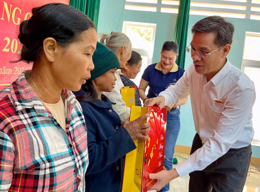 Ông Đinh Ngọc Quý-Uỷ viên Thường trực Uỷ ban Xã hội của Quốc hội trao quà cho người dân. Ảnh: Vũ Thảo
