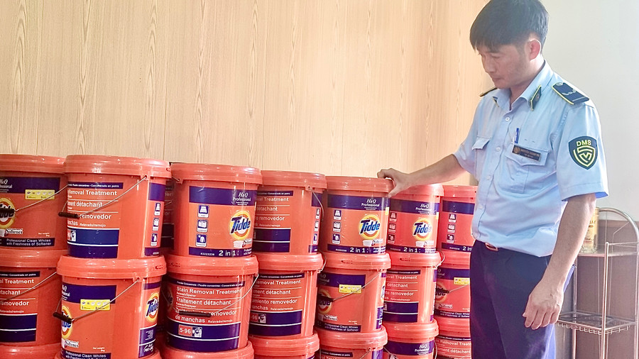 Kiểm đếm hàng hóa vi phạm. Ảnh: Cục Quản lý thị trường cung cấp.