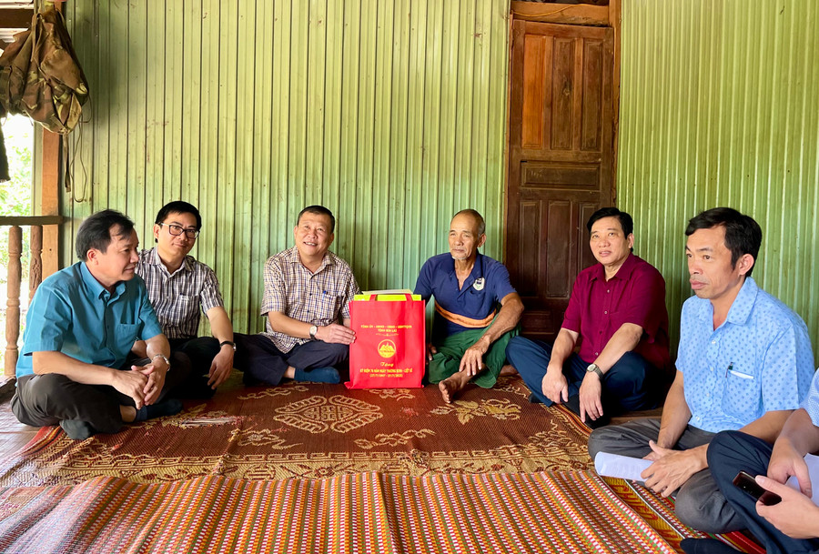 Đồng chí Thái Thanh Bình-Uỷ viên Ban Thường vụ Tỉnh uỷ, Chủ nhiệm Uỷ ban kiểm tra Tỉnh uỷ (thứ 3 từ trái sang) bày tỏ lòng biết ơn sâu sắc trước công lao và sự hy sinh to lớn của các gia đình cho sự nghiệp giải phóng dân tộc, thống nhất đất nước. Ảnh: V.T