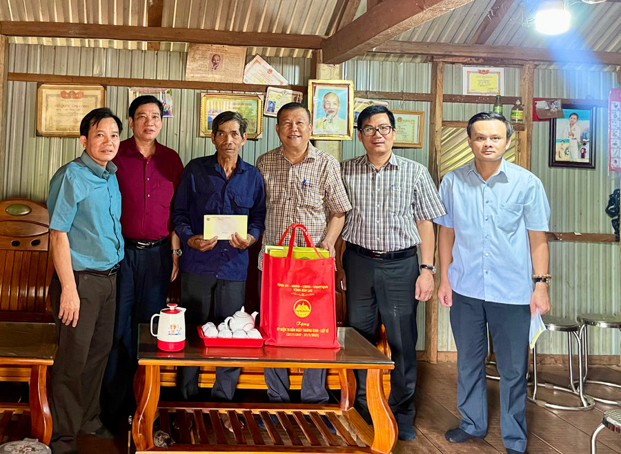 Đồng chí Thái Thanh Bình-Uỷ viên Ban Thường vụ Tỉnh ủy, Chủ nhiệm Uỷ ban kiểm tra Tỉnh ủy đã đến thăm và tặng quà cho gia đình ông Rơ Châm Thôh (làng Grút, xã Ia Khươl, huyện Chư Păh). Ảnh: V.T