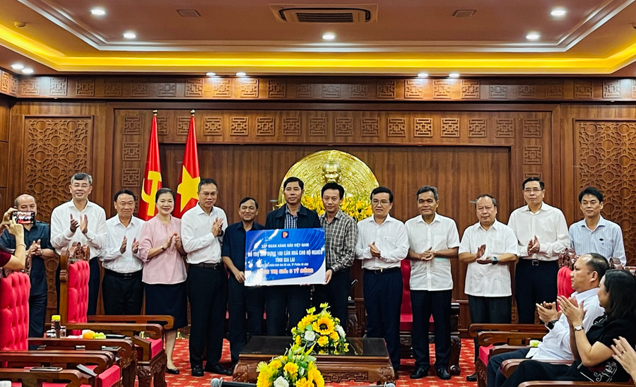 Tập đoàn Xăng dầu Việt Nam trao biển tài trợ kinh phí xây 100 căn nhà cho hộ nghèo tỉnh Gia Lai với tổng trị giá 5 tỷ đồng. Ảnh: V.T