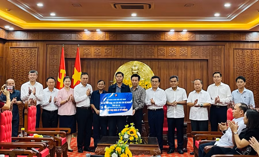 Tập đoàn Xăng dầu Việt Nam trao biển tài trợ kinh phí xây 100 căn nhà cho hộ nghèo tỉnh Gia Lai với tổng trị giá 5 tỷ đồng. Ảnh: V.T